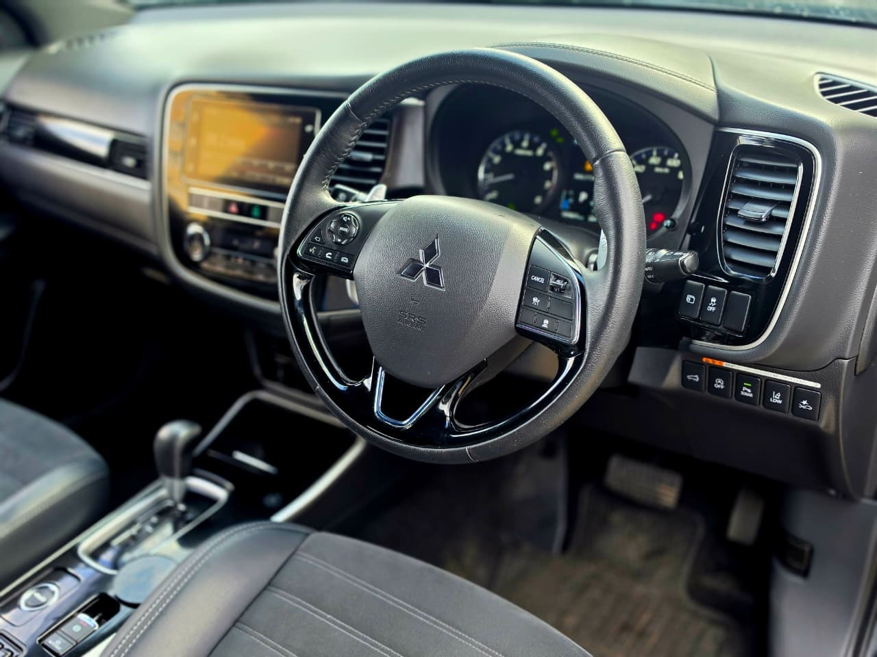 2020 Mitsubishi Outlander, photo 2 of 18