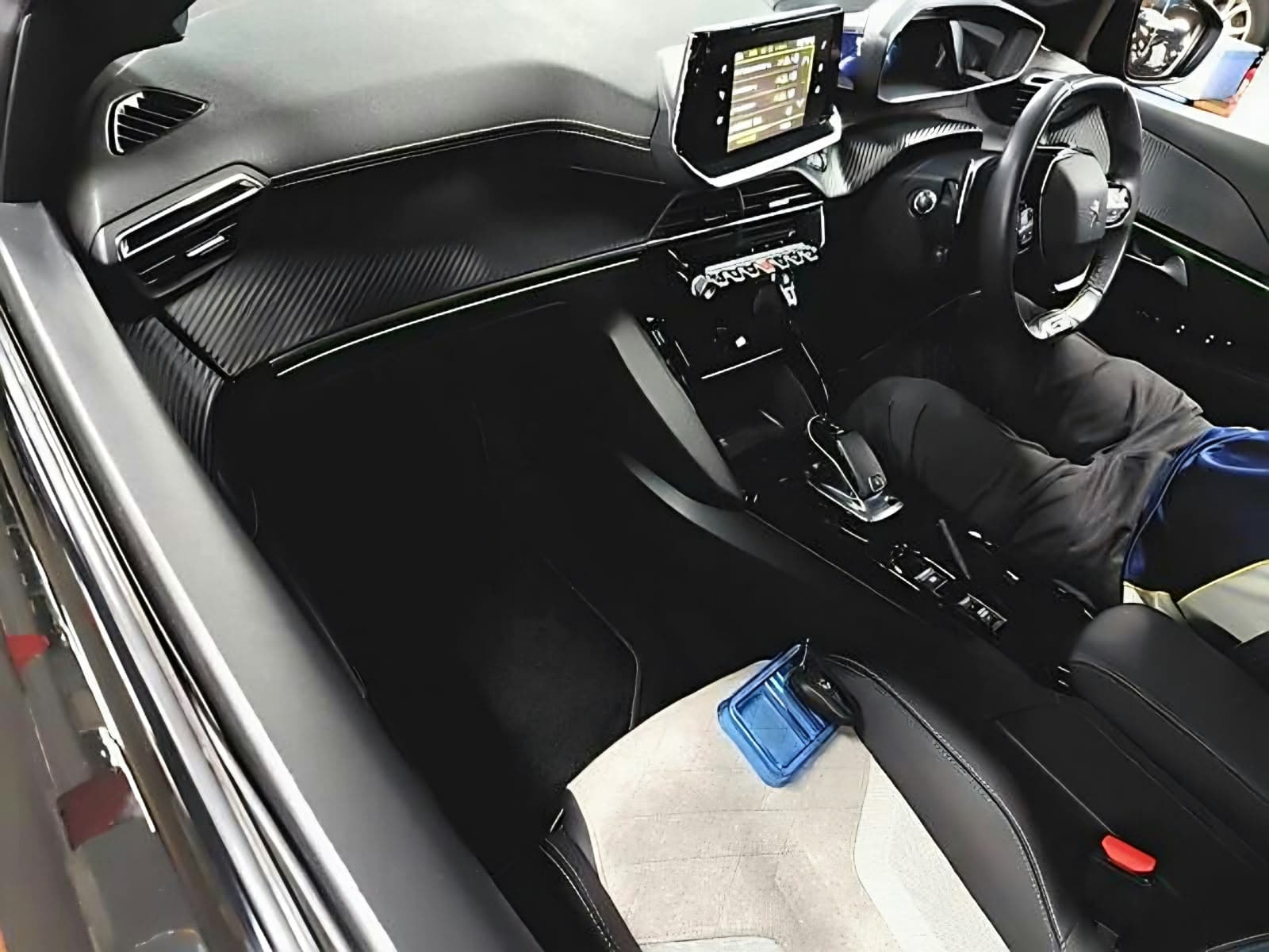 2020 Peugeot 208, photo 5 of 6