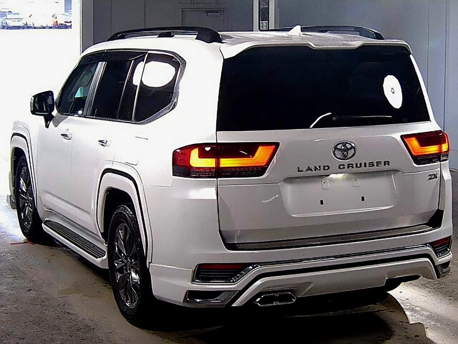 2023 Toyota Land Cruiser Prado, white