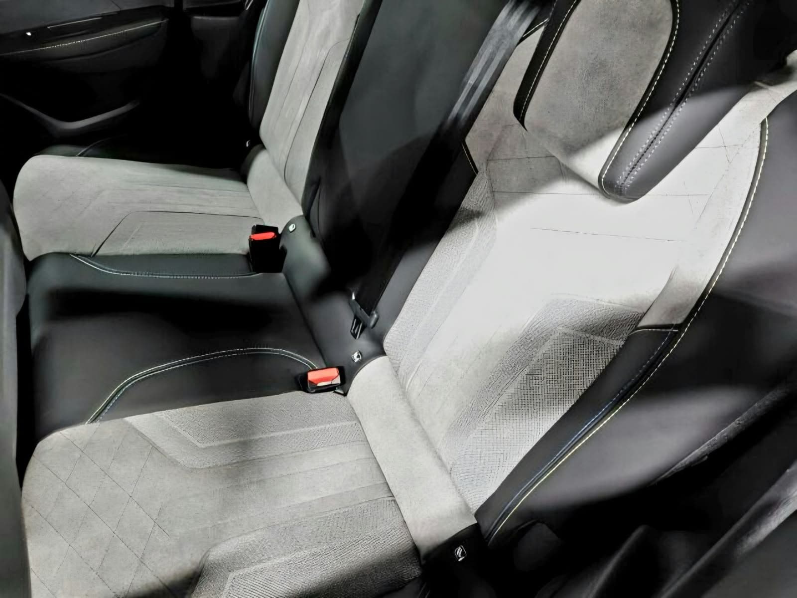 2020 Peugeot 208, photo 2 of 6