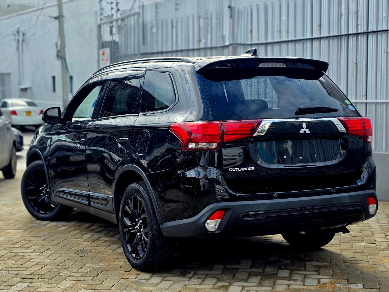 2020 Mitsubishi Outlander, photo 6 of 18