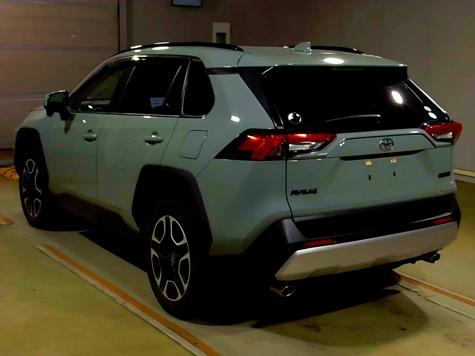 2020 Toyota Rav4, photo 2 of 9
