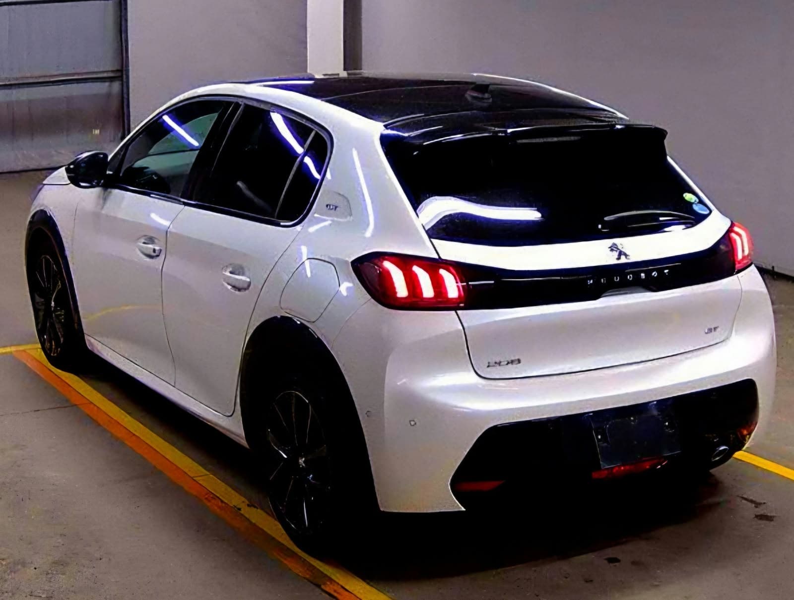 2021 Peugeot 208, photo 4 of 6