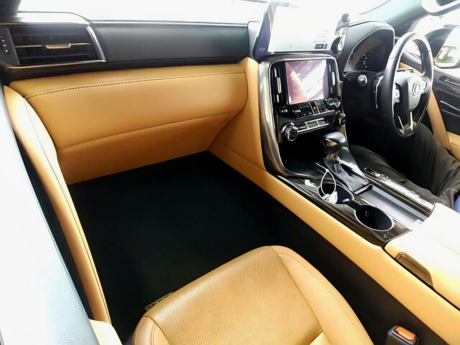 2023 Lexus LX, photo 4 of 6